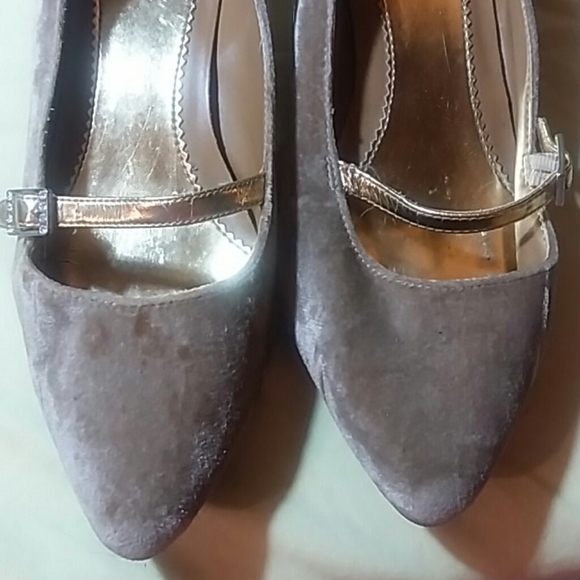 (3/$30) Gold Velveteen Shoes - Picture 3 of 4